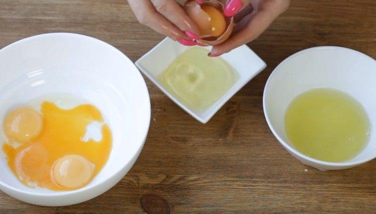 Разделяме яйцата на жълтъци и катерици.