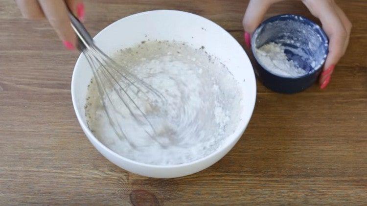 Въведете брашното и разбъркайте тестото.