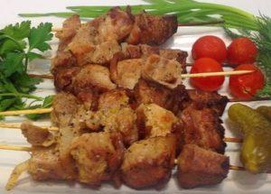 Naghahanda kami ng mga aromatic at makatas na kebab sa isang garapon sa mga skewer sa oven: isang orihinal na recipe na sunud-sunod na may isang larawan.