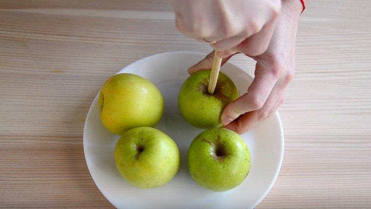 Поставете дървена пръчка във всяка ябълка.