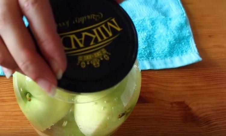 покрийте буркана с капак и оставете ябълките във вряща вода.
