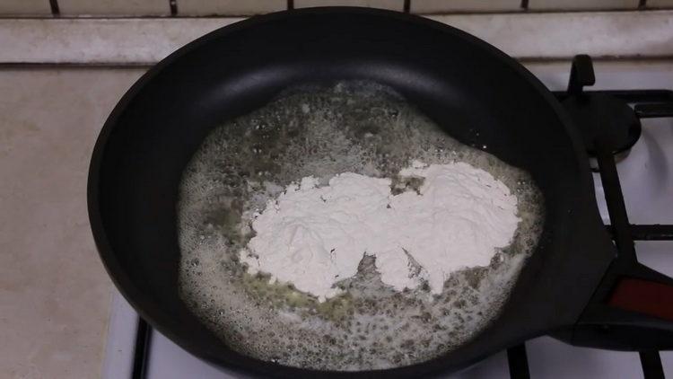 За да готвите, запържете брашно