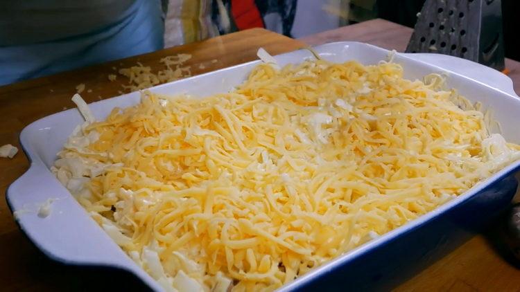 Настържете сирене, за да готвите