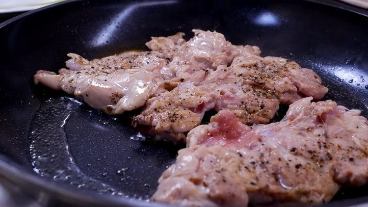 За да готвите, запържете месото