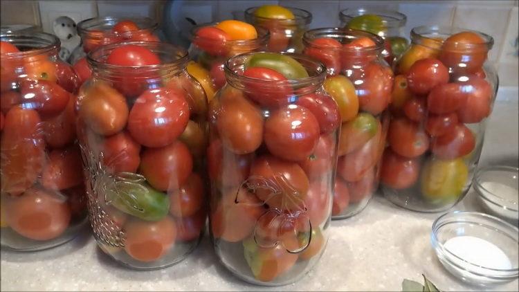 сложете доматите в буркани