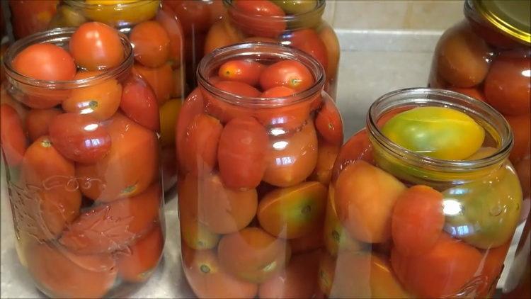 напълнете доматите с вода