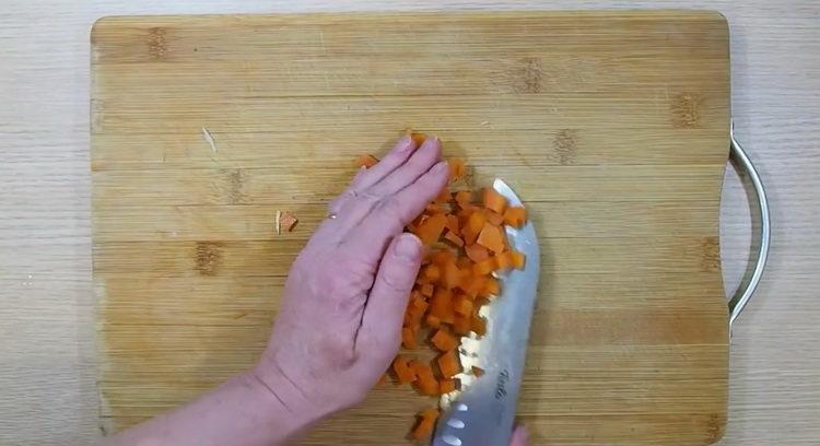 За да направите салата, нарежете морковите