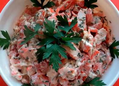 Как да научите как да приготвите вкусна салата с ракови пръчици и домати 🍅