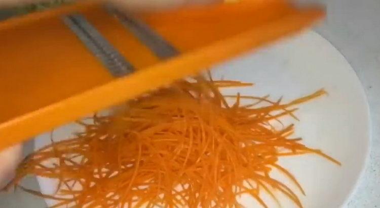 Настържете моркови за готвене