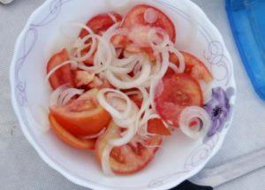 гответе страхотни домати за салата с лук