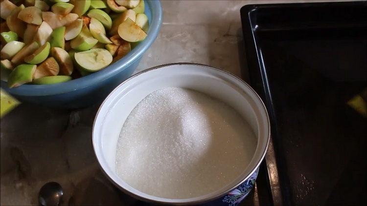За готвене нарязвайте ябълки