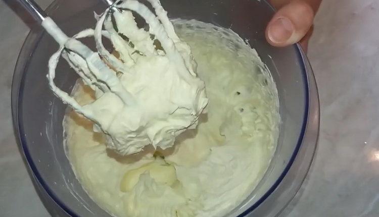 За да направите торта, направете крем