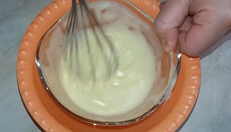 За да направите торта, смесете съставките за крема