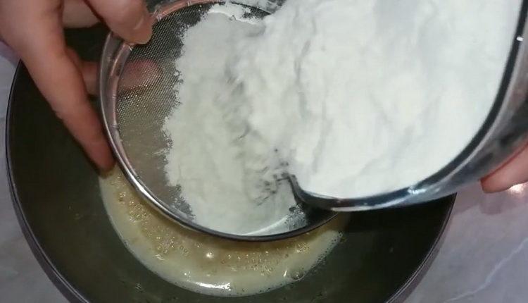 Пресейте брашно, за да направите торта