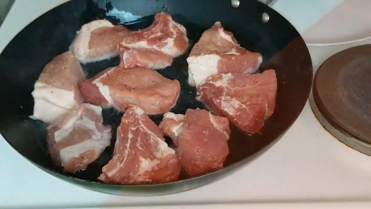 За да готвите, запържете месото