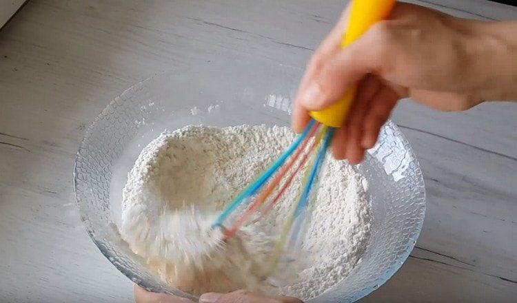Pag-ayos ng harina at ihalo sa baking powder.