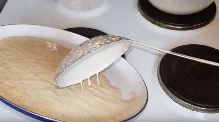 Изсипете тестото в предварително загрята тава и изпържете палачинките.