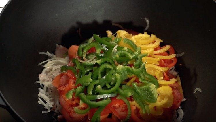 Nakrájejte na proužky sladké papriky a rozprostřete v kotlíku.