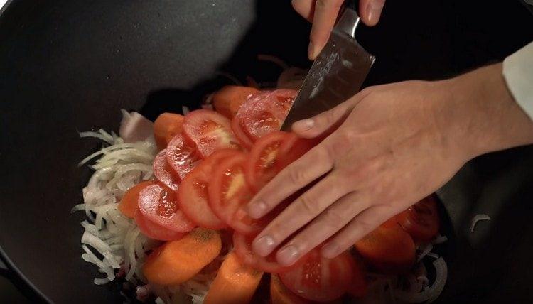 Na mrkev rozložte nakrájené rajče.