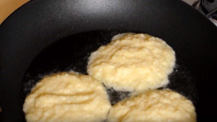 разпределете картофената маса с лъжица в предварително загрята тава с растително масло.