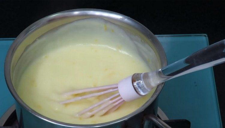 Gumalaw, lutuin ang cream hanggang sa makapal.