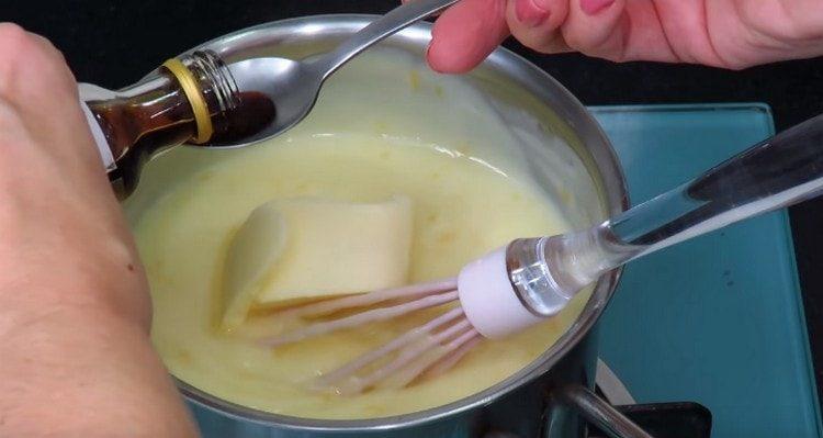 Magdagdag ng mantikilya at vanilla extract sa cream.