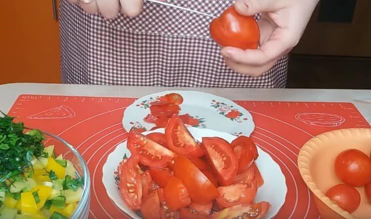 Нарежете доматите на четвъртинки.