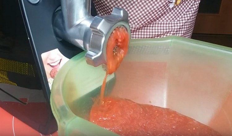 Навийте доматите през месомелачка.