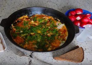 كيفية صنع البيض المخفوق اللذيذ مع الطماطم: وصفة بسيطة خطوة بخطوة مع صورة.