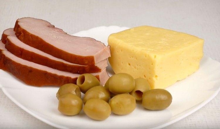 За този вид закуска се нуждаете от сирене, шунка и маслини.