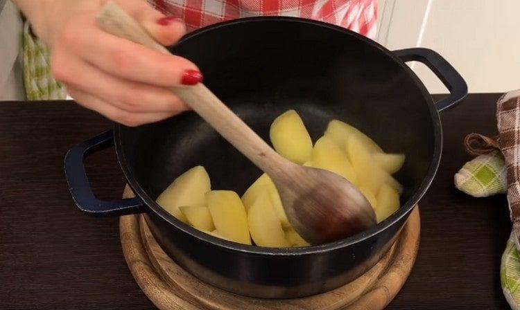 Изцедете водата от готовия картоф.