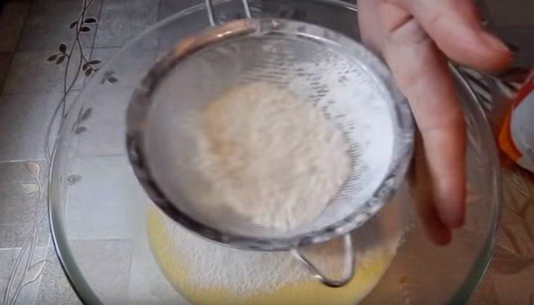 Пресейте брашното в яйчената маса.