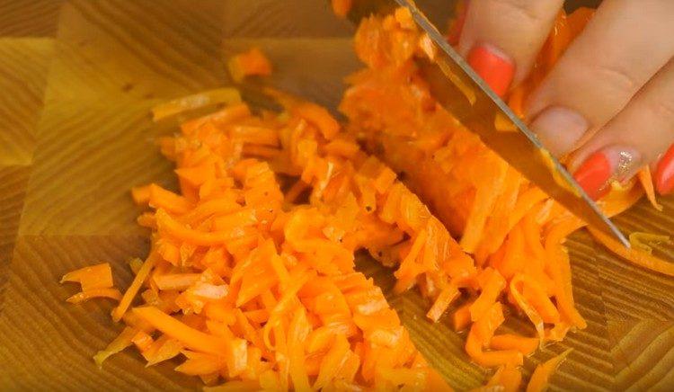 Нарязваме ситно корейския морков.
