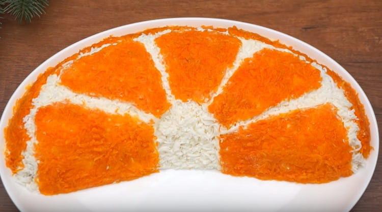 Украсяваме салатата с моркови, а резенът портокал е готов.