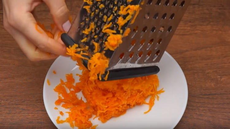 настържете морковите на ситно ренде.