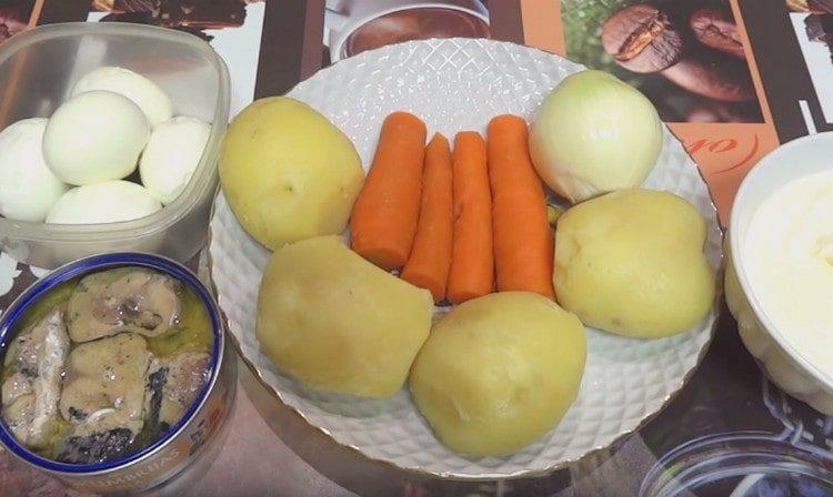 Сварете яйцата, морковите и картофите.