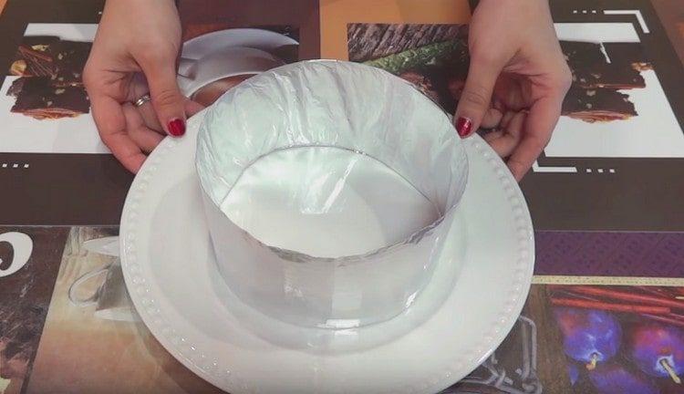 поставете сервиращ пръстен върху чиния за салата.