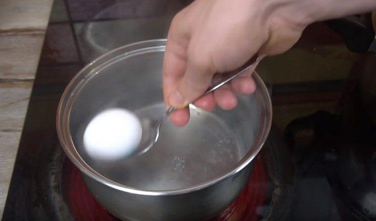 Само за минута потопете яйцето във вряща вода.
