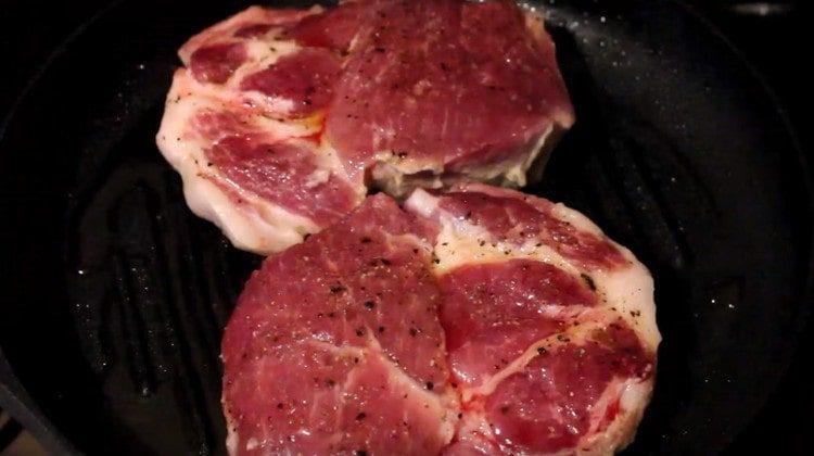 сложете месото в предварително загрята тава.