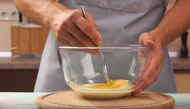 Разбъркайте кондензираното мляко с яйцето.