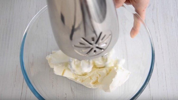 Разбийте крема сиренето с миксер.