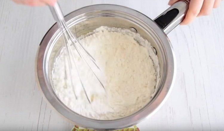 Въвеждаме брашно в тестото.