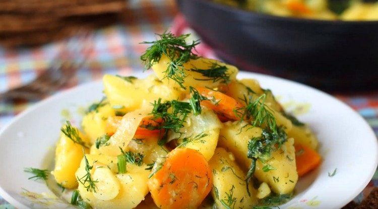 Задушените картофи ще бъдат още по-вкусни, ако бъдат поръсени с пресни билки при сервиране.