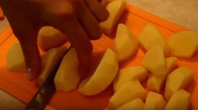 нарязваме грубо обелени картофи.