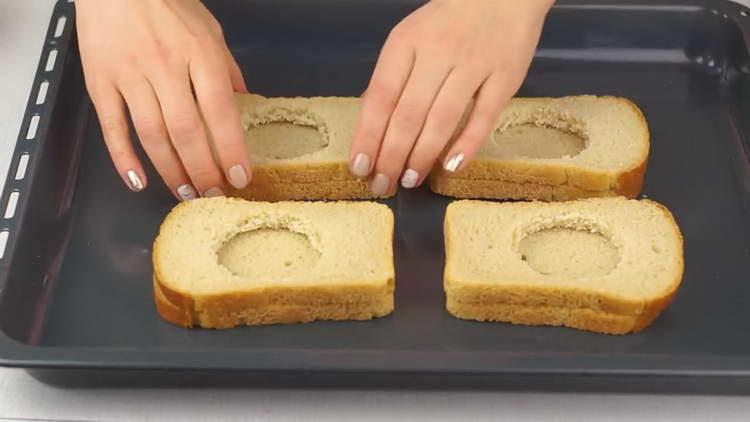 сложете хляб върху лист за печене