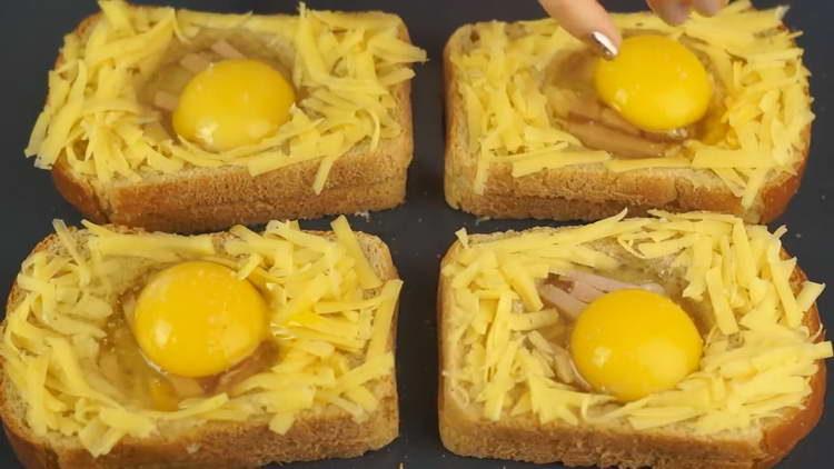 напълнете яйцето с хляб