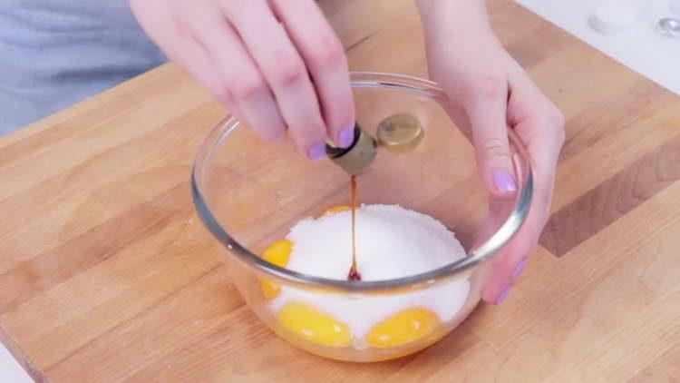 смесете яйцата и захарта