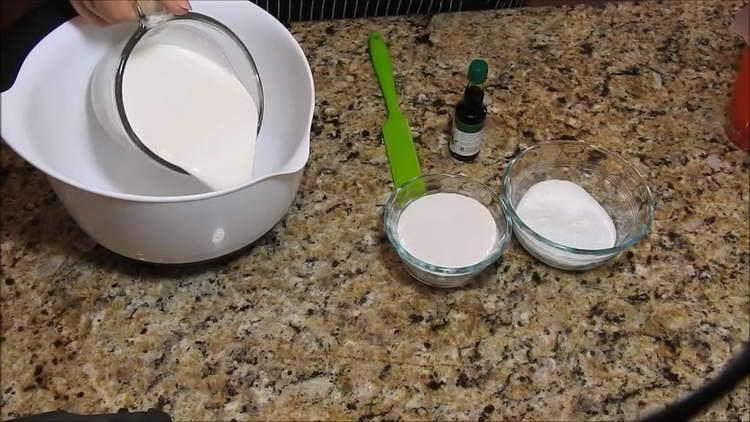 ibuhos ang cream sa mangkok