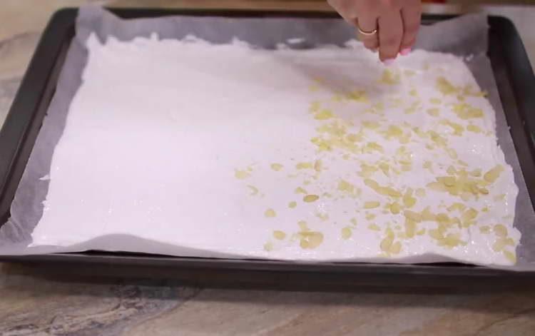изсипете тестото върху лист за печене