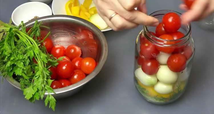 сложете зеленчуци и чери домати в буркан